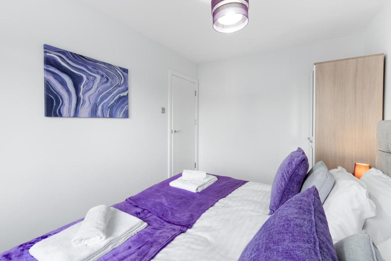 Modern 4 Bedroom House With Parking In Farnham Royal, Slough By 360Stays Exterior foto