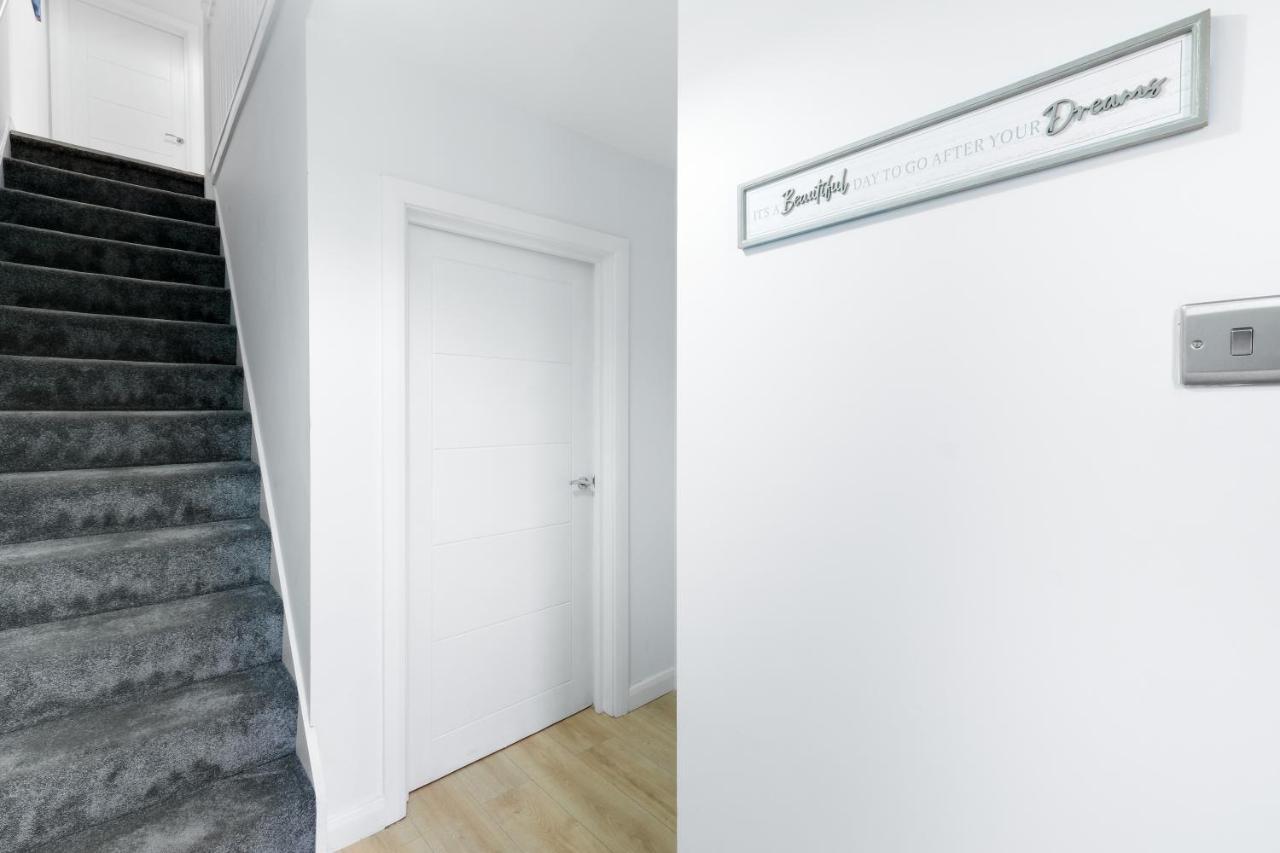 Modern 4 Bedroom House With Parking In Farnham Royal, Slough By 360Stays Exterior foto
