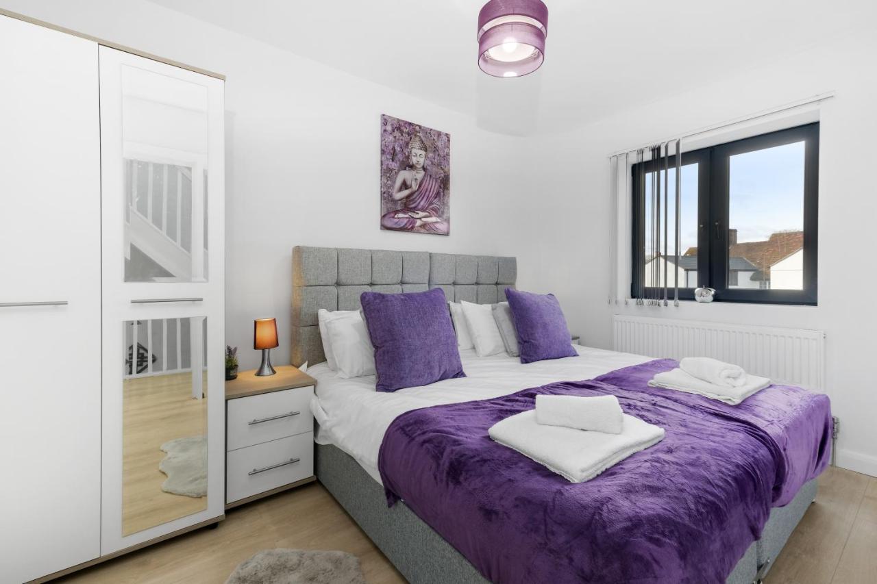 Modern 4 Bedroom House With Parking In Farnham Royal, Slough By 360Stays Exterior foto