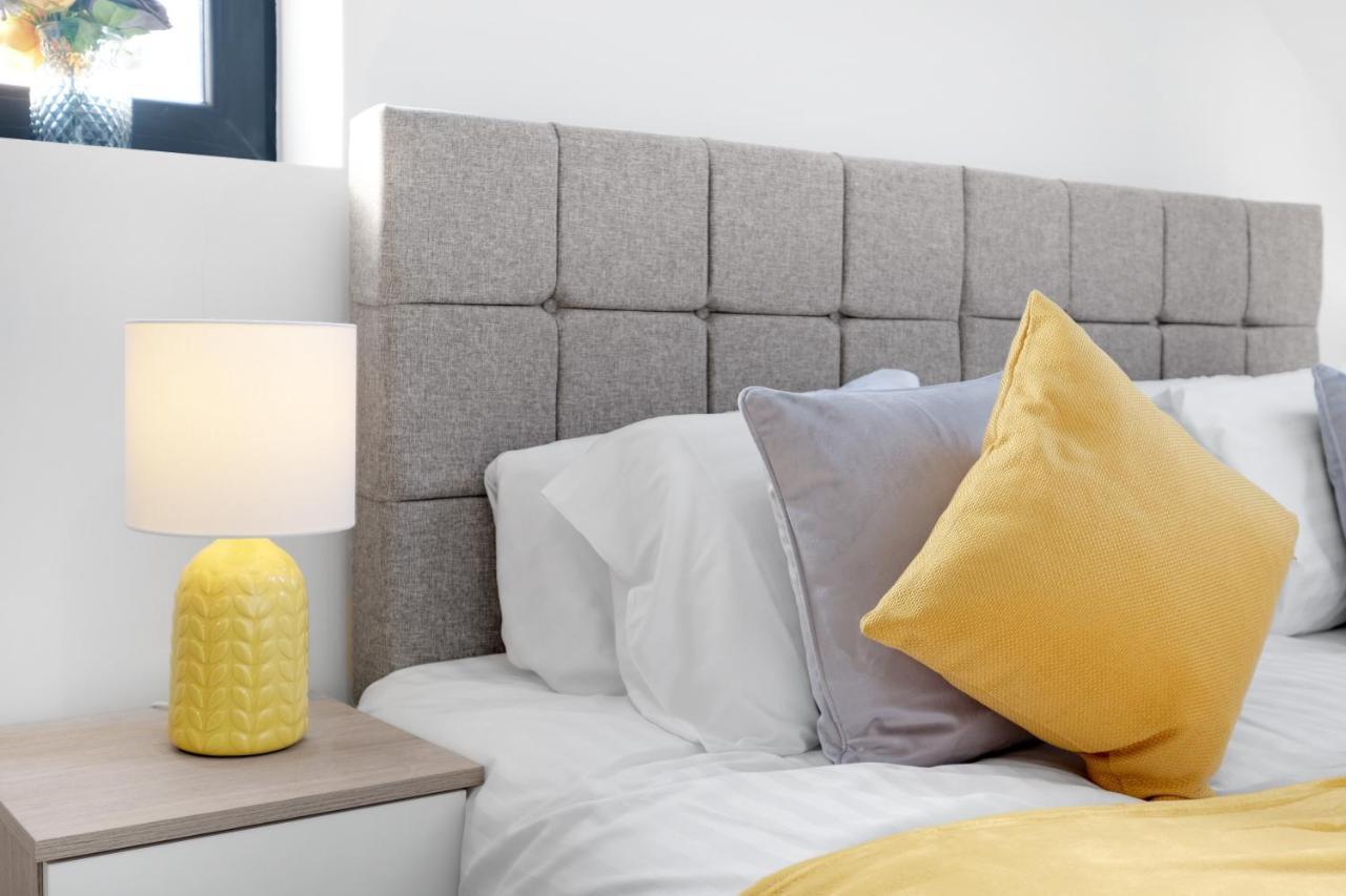 Modern 4 Bedroom House With Parking In Farnham Royal, Slough By 360Stays Exterior foto