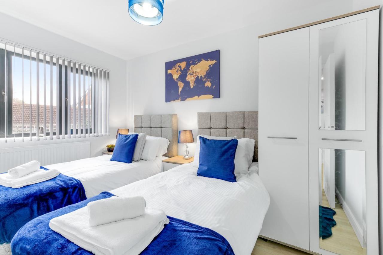 Modern 4 Bedroom House With Parking In Farnham Royal, Slough By 360Stays Exterior foto